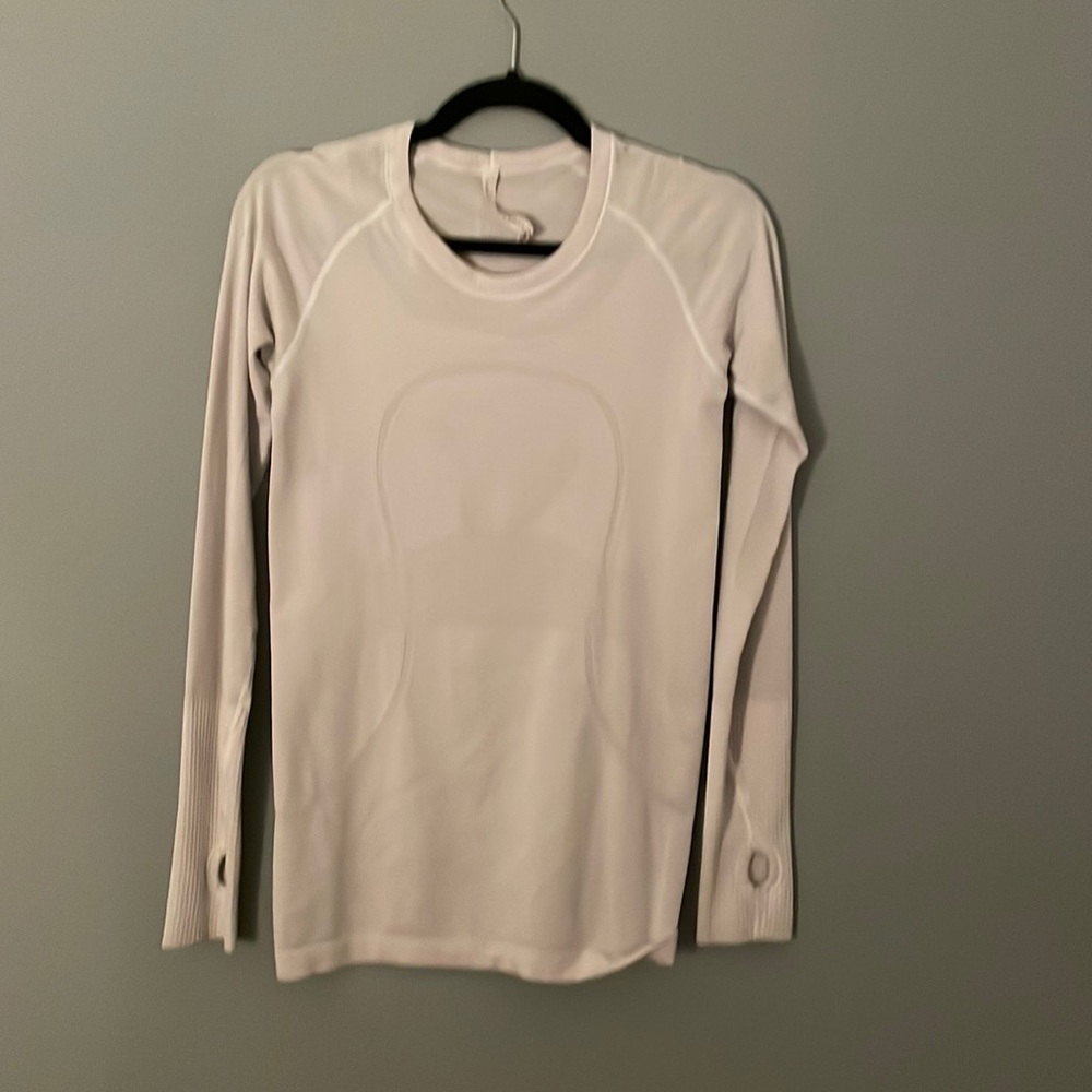 White long-sleeve lulu tank with thumb holes